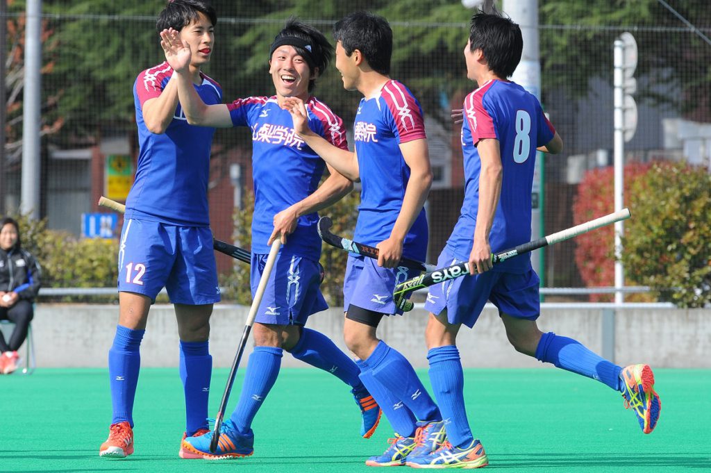 決勝点を挙げた上澤選手（左から２番目）にハイタッチで祝福に駆け寄る選手たち